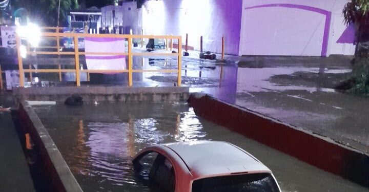 Inundaciones, socavones, autos bajo el agua y coladeras tapadas dejó la tormenta de ayer por la noche