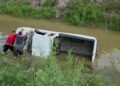 Tres personas resultan lesionadas tras caer con camioneta a un canal en Costa Rica