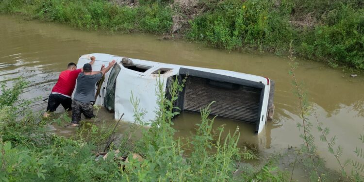 Tres personas resultan lesionadas tras caer con camioneta a un canal en Costa Rica