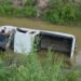 Tres personas resultan lesionadas tras caer con camioneta a un canal en Costa Rica
