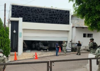 Tirotean, vandalizan y queman vehículo frente a residencia en la colonia Rafael Buelna