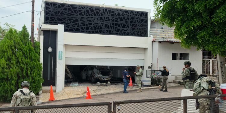 Tirotean, vandalizan y queman vehículo frente a residencia en la colonia Rafael Buelna