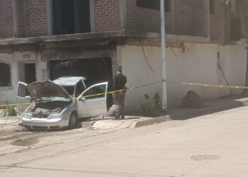 Grupo armado roba vehículo y lo quema tras estrellarlo contra una vivienda en Culiacán
