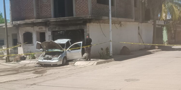 Grupo armado roba vehículo y lo quema tras estrellarlo contra una vivienda en Culiacán