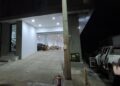 Tirotean y queman tres vehículos frente a edificio de departamentos en Culiacán