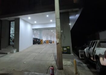 Tirotean y queman tres vehículos frente a edificio de departamentos en Culiacán