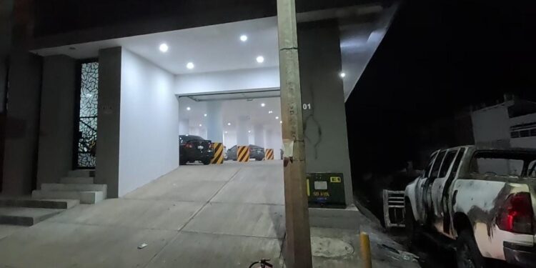 Tirotean y queman tres vehículos frente a edificio de departamentos en Culiacán