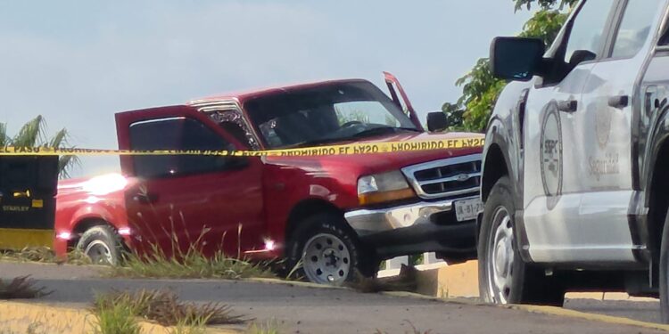 Mujer es asesinada a balazos mientras circulaba por puente de Infonavit Humaya