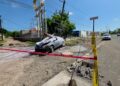 Mujer resulta lesionada tras derribar poste de la CFE en Culiacán