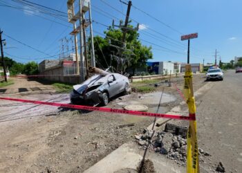 Mujer resulta lesionada tras derribar poste de la CFE en Culiacán