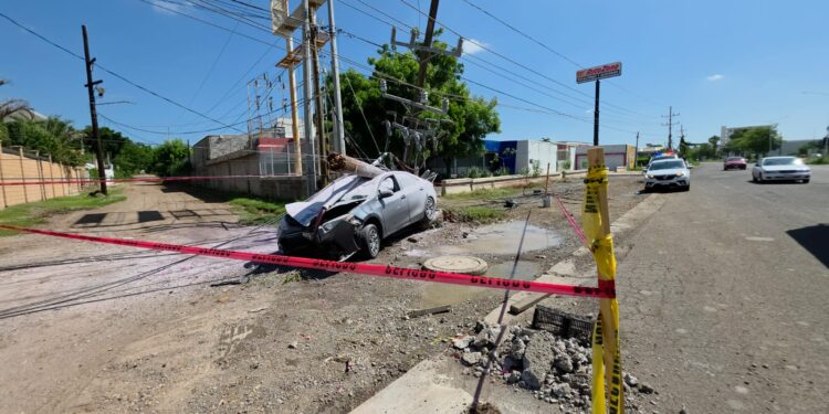 Mujer resulta lesionada tras derribar poste de la CFE en Culiacán