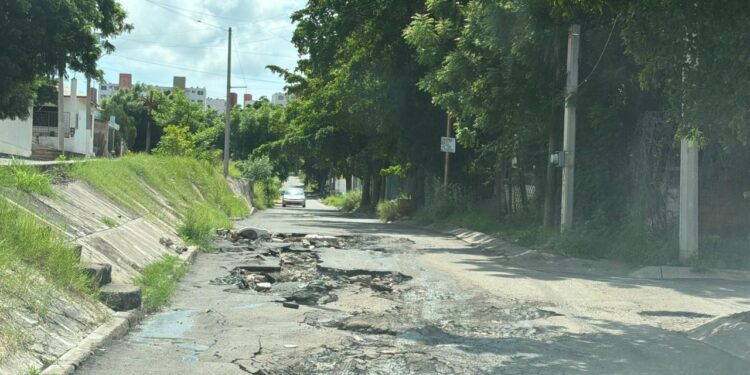 Lluvias agravan baches en Culiacán; Ayuntamiento mantiene cuatro brigadas en calles