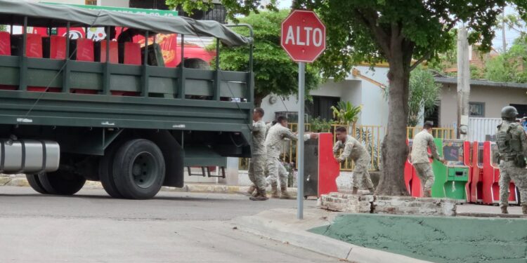 Aseguran casi 100 máquinas tragamonedas durante cateo en Culiacán