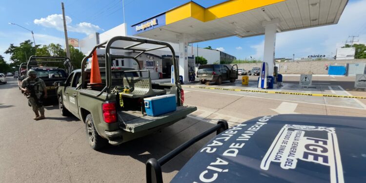 Asesinan a dos hombres en una gasolinera de la colonia Humaya