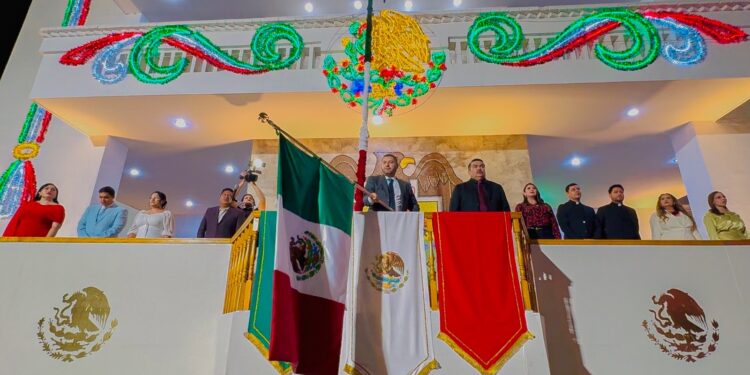 ¡Viva Badiraguato! ¡Viva Sinaloa! ¡Viva México! José Paz López encabeza el tradicional Grito de Independencia