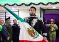Con capa y traje negro con detalles plateados, alcalde de Elota da el Grito