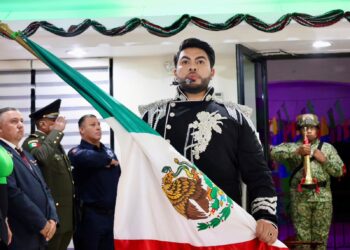 Con capa y traje negro con detalles plateados, alcalde de Elota da el Grito