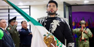 Con capa y traje negro con detalles plateados, alcalde de Elota da el Grito