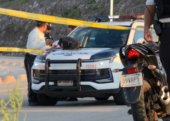 Motociclista muere al derrapar y chocar contra arbotante en Culiacán