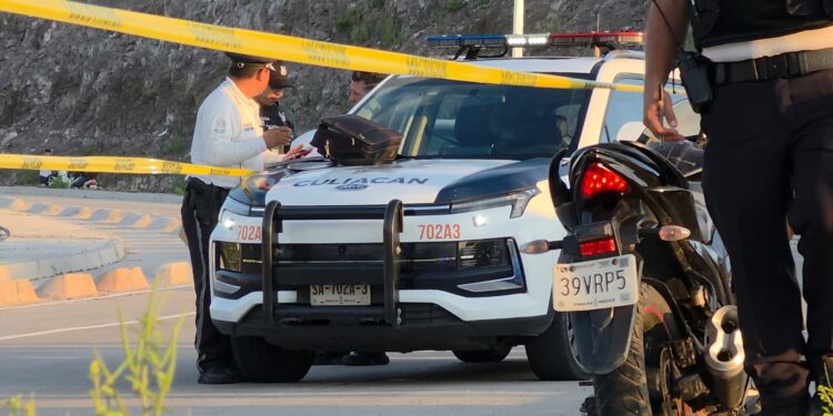 Motociclista muere al derrapar y chocar contra arbotante en Culiacán