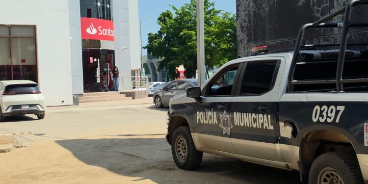 Privan de la libertad a un hombre dentro de Plaza Real Culiacán