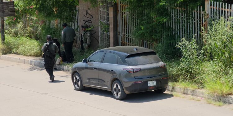 Localizan abandonada camioneta de joven privado de la libertad en Culiacán