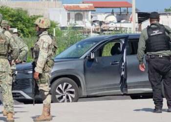 Persecución termina con mujer retenida tras confundir su SUV con vehículo ligado a levantón de joyero