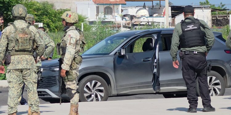 Persecución termina con mujer retenida tras confundir su SUV con vehículo ligado a levantón de joyero