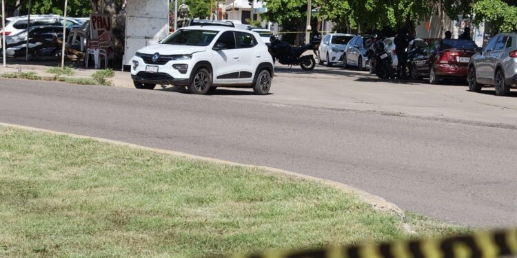 Asesinan a pasajero de un vehículo de plataforma frente a primaria en Infonavit Humaya