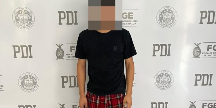 Detiene Fiscalía de Sinaloa en flagrancia a joven por presunto tránsito de vehículo robado en Culiacán