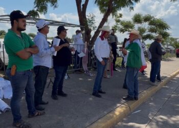 Productores se manifiestan durante visita presidencial y exigen solución a apoyos pendientes