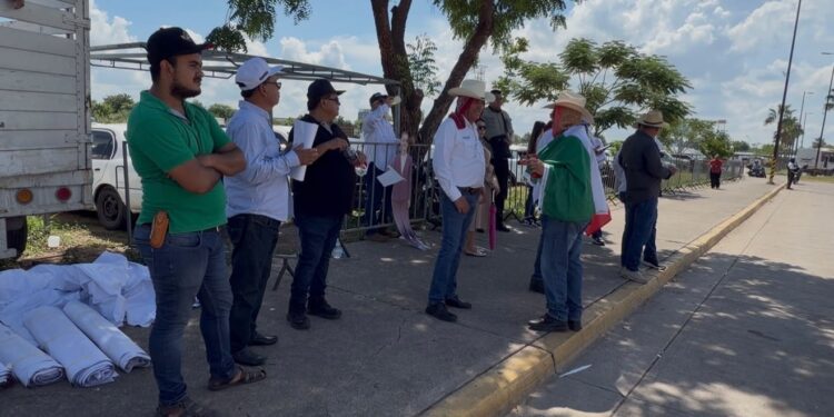 Productores se manifiestan durante visita presidencial y exigen solución a apoyos pendientes