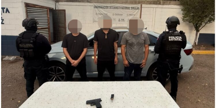 El Grupo Interinstitucional detiene a tres masculinos; iban en vehículo robado y llevaban un arma