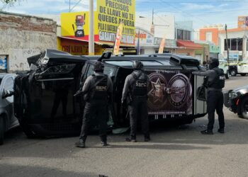 Detienen a presunto robacarros tras persecución y volcadura en el Centro de Culiacán