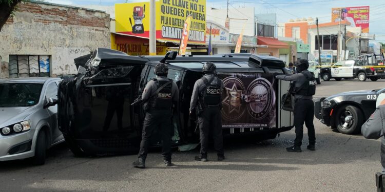 Detienen a presunto robacarros tras persecución y volcadura en el Centro de Culiacán
