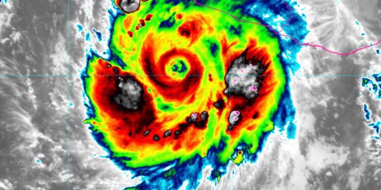 Polo baja a categoría 4; prevén lluvias, viento y oleaje elevado en Sinaloa