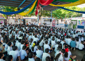 Disfrutan niñas y niños de la primaria Jaime Nunó la obra “El pastel de Verona”