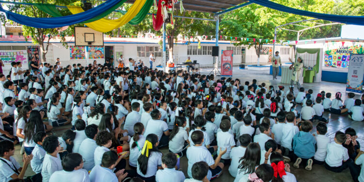 Disfrutan niñas y niños de la primaria Jaime Nunó la obra “El pastel de Verona”