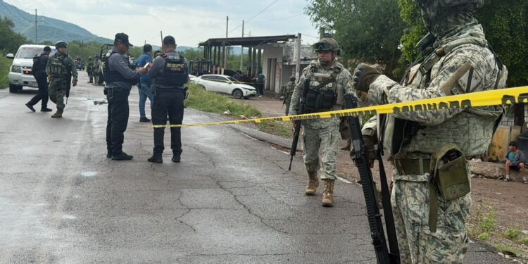 Asesinan a balazos a mujer frente a su familia cerca de un punto militar en Culiacán