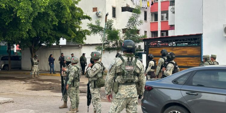 Asesinan a balazos a hombre en el tercer piso de un edificio en Infonavit Las Flores
