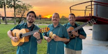 Trío Azteca Culiacán llena de romanticismo el Parque Acuático dentro del programa Itiner-Arte