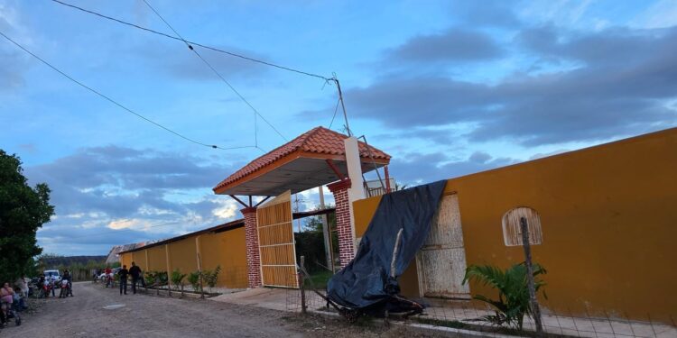 Muere hombre tras recibir descarga eléctrica y caer de una altura de tres metros en Pueblos Unidos