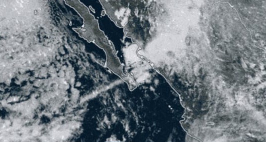 Polo se debilita, pero mantiene lluvias intensas y fuerte oleaje en el norte de Sinaloa