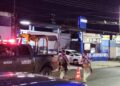 Vehículo con reporte de robo es utilizado para impactar portón de taller en la Rafael Buelna
