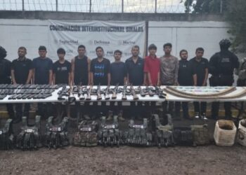 Un arsenal y equipo táctico les aseguraron a los 11 integrantes de “Los Chapitos”, detenidos por el GOES en Escuinapa