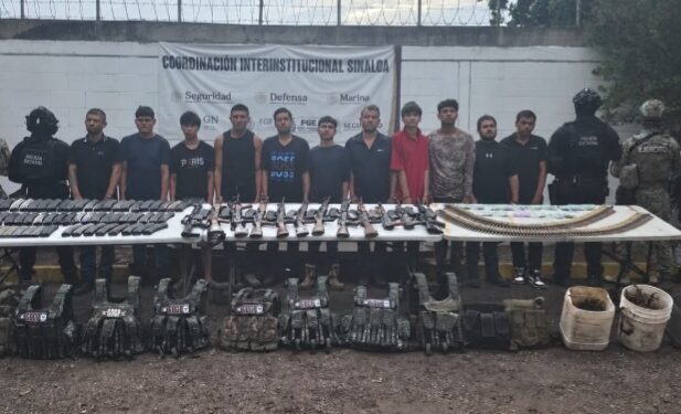 Un arsenal y equipo táctico les aseguraron a los 11 integrantes de “Los Chapitos”, detenidos por el GOES en Escuinapa
