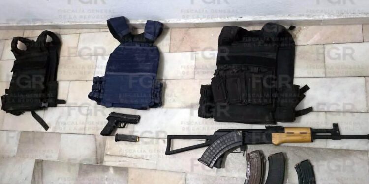 FGR aporta datos de prueba y lleva a proceso a tres personas detenidas junto con explosivos y armas de fuego