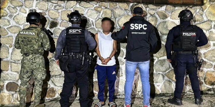 Capturan a “El Junior” con dos armas de fuego, cartuchos, 300 dosis de droga y una camioneta