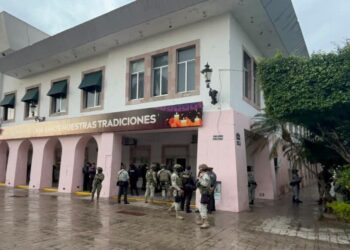 Abandonan una cabeza humana y un mensaje frente al Ayuntamiento de Mazatlán