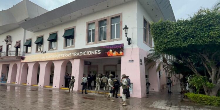 Abandonan una cabeza humana y un mensaje frente al Ayuntamiento de Mazatlán